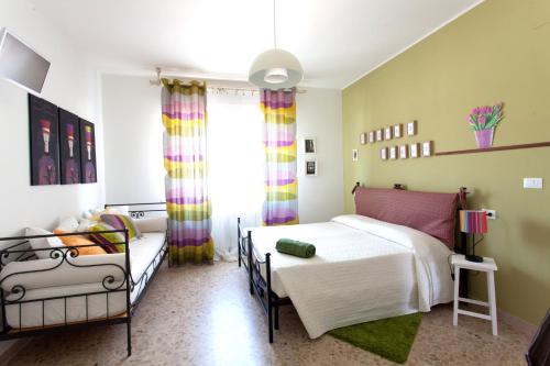 1 dormitorio con 2 camas y ventana en B&B I Poeti, en Collecorvino