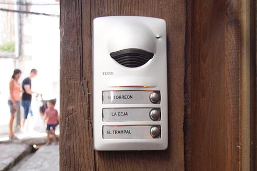 a close up of a cell phone attached to a wall at Aptos La Ceja, El Trampal y El Reloj by CASA BOLDO in Candelario