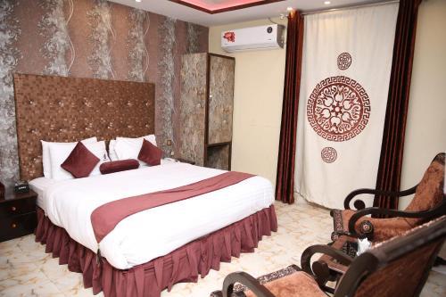 Ліжко або ліжка в номері Premier Inn Gulberg Lahore
