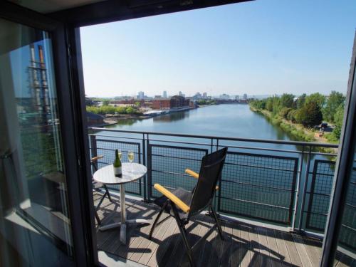 カーディフにあるApartment Cardiff View by Interhomeの川の景色を望むバルコニー(テーブル、椅子付)