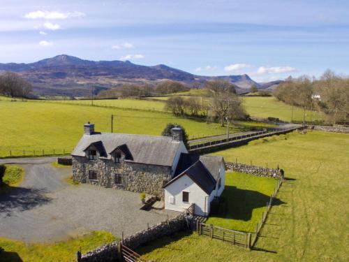 uma vista aérea de uma casa de pedra num campo em Holiday Home Maes Remyr by Interhome em Dolgellau