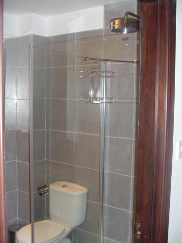 Ванная комната в Aaron Glen Apartments