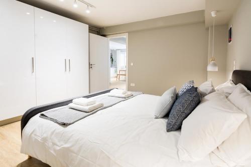 Кровать или кровати в номере Lycabettus Hidden Gem- 2 Bedrooms, Silent With Washer