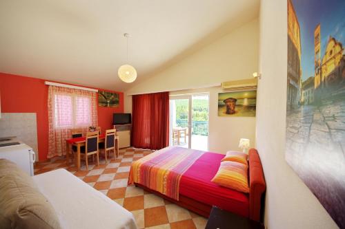 A bed or beds in a room at Apartments Villa Hraste Hvar