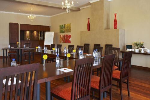 Ruang duduk di Chapmans Peak Beach Hotel