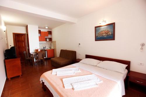 Фотография из галереи Apartments Baron в Свети-Стефане