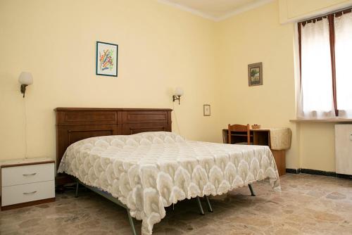 una camera con un grande letto e una finestra di Casa Abba ad Alessandria