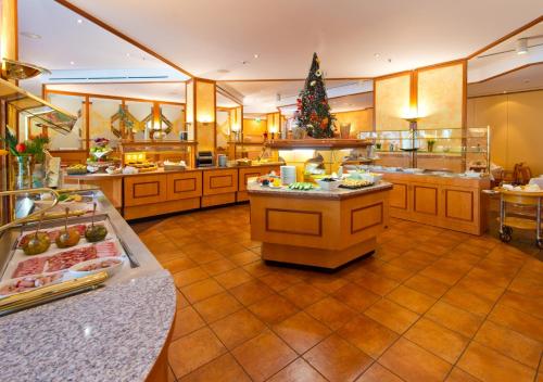 Hotel Steglitz International في برلين: مطبخ كبير مع شجرة عيد الميلاد في الوسط
