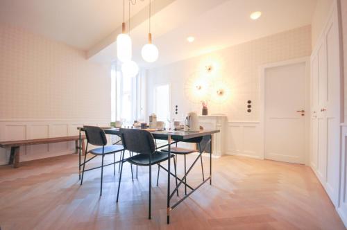 une salle à manger avec une table et des chaises dans l'établissement Maison Paul & Romy- L'horloge, à Annecy