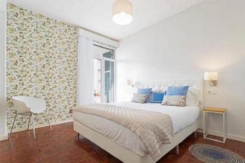 フンシャルにあるCasa Branca by Madeira Sun Travelの白いベッドルーム(ベッド1台、窓付)