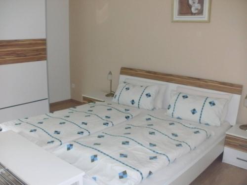 ein Schlafzimmer mit einem weißen Bett mit blauen Blumen darauf in der Unterkunft roggele bei beck in Stetten