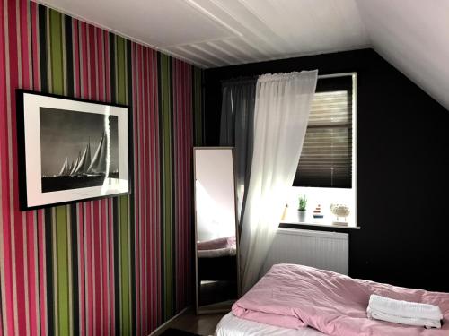 um quarto com uma cama e uma janela em Villa Lindell em Höganäs