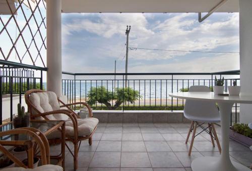 a room with a balcony with a view of the ocean at Mini studio apt. in Epanomi