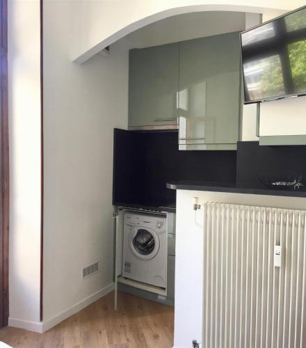 une cuisine avec une machine à laver et un lave-linge dans l'établissement Le Terminus Studio Hyper Centre Fibre Optique, à Aix-les-Bains