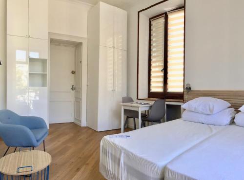 une chambre avec un lit, une table et des chaises dans l'établissement Le Terminus Studio Hyper Centre Fibre Optique, à Aix-les-Bains