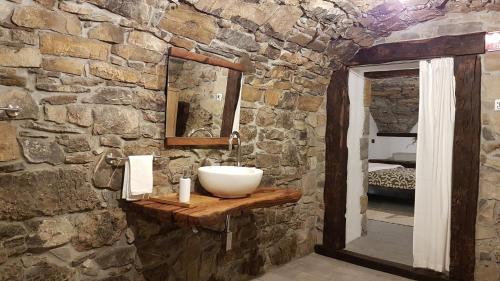 Phòng tắm tại Wine cellar room