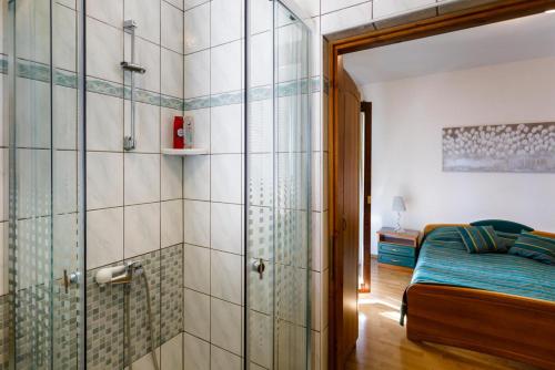 ein Bad mit Dusche und ein Bett in der Unterkunft Rooms Mimi in Krk