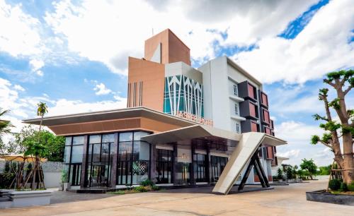 a building with a staircase in front of it at แจสเปอร์โฮเทล Jasper Hotel in Ban Phai
