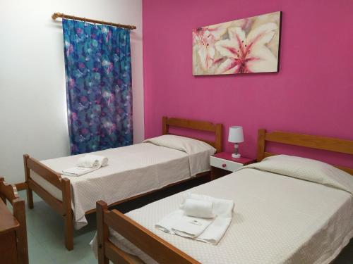 Tempat tidur dalam kamar di HI Faro – Pousada de Juventude