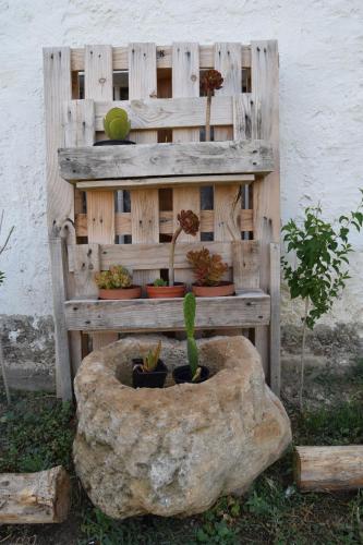 a wooden pallet with potted plants on it at Casa Rural Cariño in Armañanzas