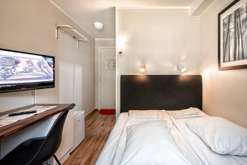 A bed or beds in a room at Førde Gjestehus og Camping