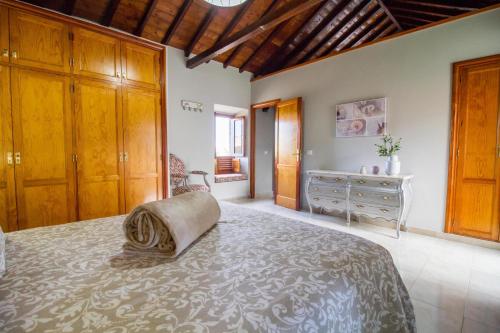 En eller flere senger på et rom på Casa Marjoes - 2 Villas - BBQ - Communal Pool