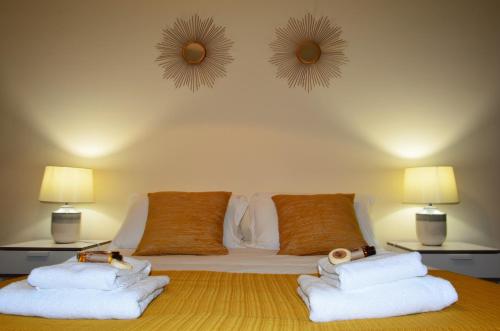 フンシャルにあるGolden View by Madeira Sun Travelのベッド1台(壁に鏡2つ付)が備わる客室です。