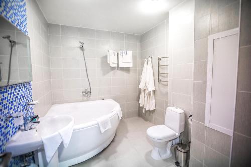 A bathroom at Kaskad Hotel