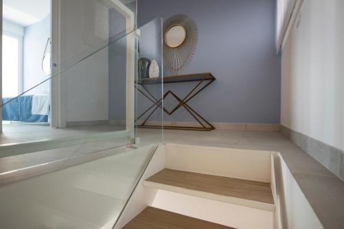 a room with a bench and a mirror at Candiano Palace in Portopalo