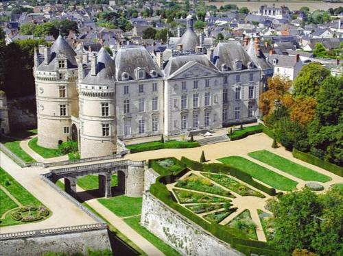 - une vue aérienne sur un château et un jardin dans l'établissement Auberge Du Cheval Blanc, à Beaumont-Pied-de-Boeuf