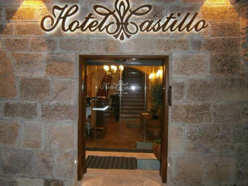a sign for a restaurant on a brick wall at Hotel Castillo de Alquézar in Alquézar