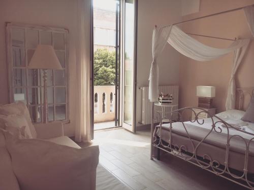 レッチェにあるAi Raggi di Soleのベッドルーム(天蓋付きベッド1台、大きな窓付)