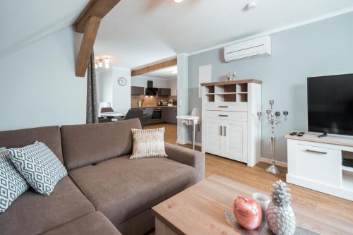 ein Wohnzimmer mit einem Sofa und einem Tisch in der Unterkunft Haus Seeweg in Elsterheide