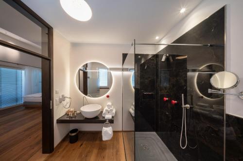 ein Bad mit einer Dusche und einem Waschbecken in der Unterkunft MotelplusHotel BiggeSeeFront in Olpe