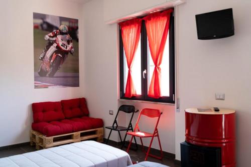 Televízia a/alebo spoločenská miestnosť v ubytovaní Italian Piston House Sport Moto Rent