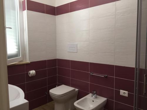 a bathroom with a toilet and a sink at LE TORRI DEL CILENTO in Santa Maria di Castellabate