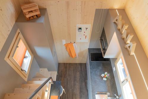 einen Blick über eine Treppe in einem winzigen Haus in der Unterkunft Fiechtehüsli (tiny house) in Huttwil