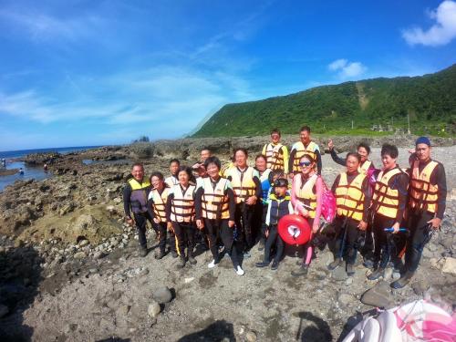a group of people in life jackets posing for a picture at Haven Seaview Homestay in Lanyu