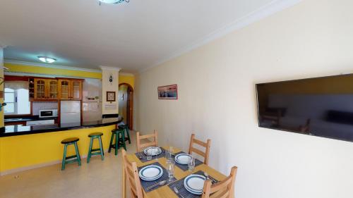 a dining room and kitchen with a table and chairs at Mi Posadita - Salto Ángel in Playa de San Juan