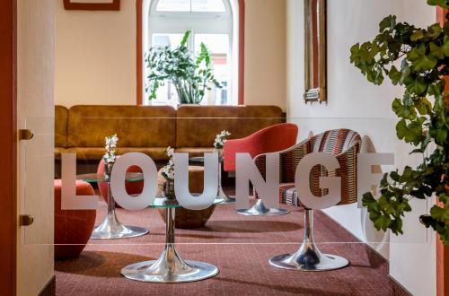 a living room with a sign that reads end at Hotel am Mirabellplatz in Salzburg