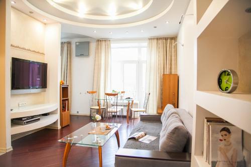 - un salon avec un canapé et une table dans l'établissement Real Home Apartments in Kiev Center, à Kiev