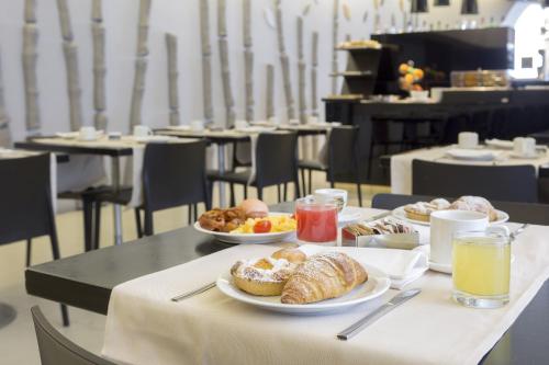 una mesa con platos de comida encima en Palazzo Salgar en Nápoles