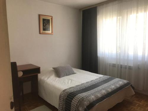 Un pat sau paturi într-o cameră la Sarajevo Radnička