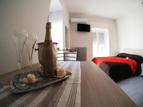 波爾托坎諾內的住宿－Dimora Campofreda，客房内的一张桌子上一瓶香槟