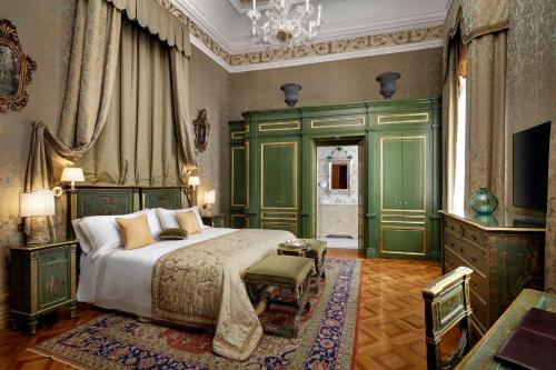 เตียงในห้องที่ Hotel Danieli, Venice