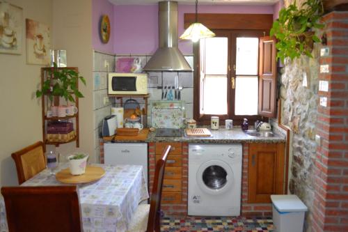 A kitchen or kitchenette at El Rincón del Oteru