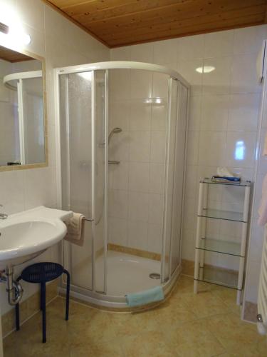A bathroom at Hotel Sporthof