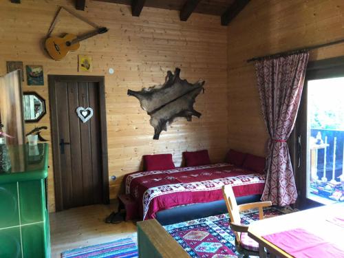 um quarto com uma cama num chalé de madeira em Günther's Almhüttn em Arriach