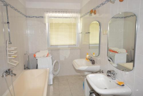 A bathroom at Apartment Đurđica