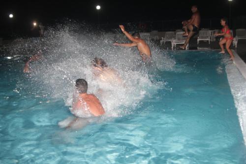 a group of people playing in a swimming pool at Albergo 2 Pini in Rodi Garganico